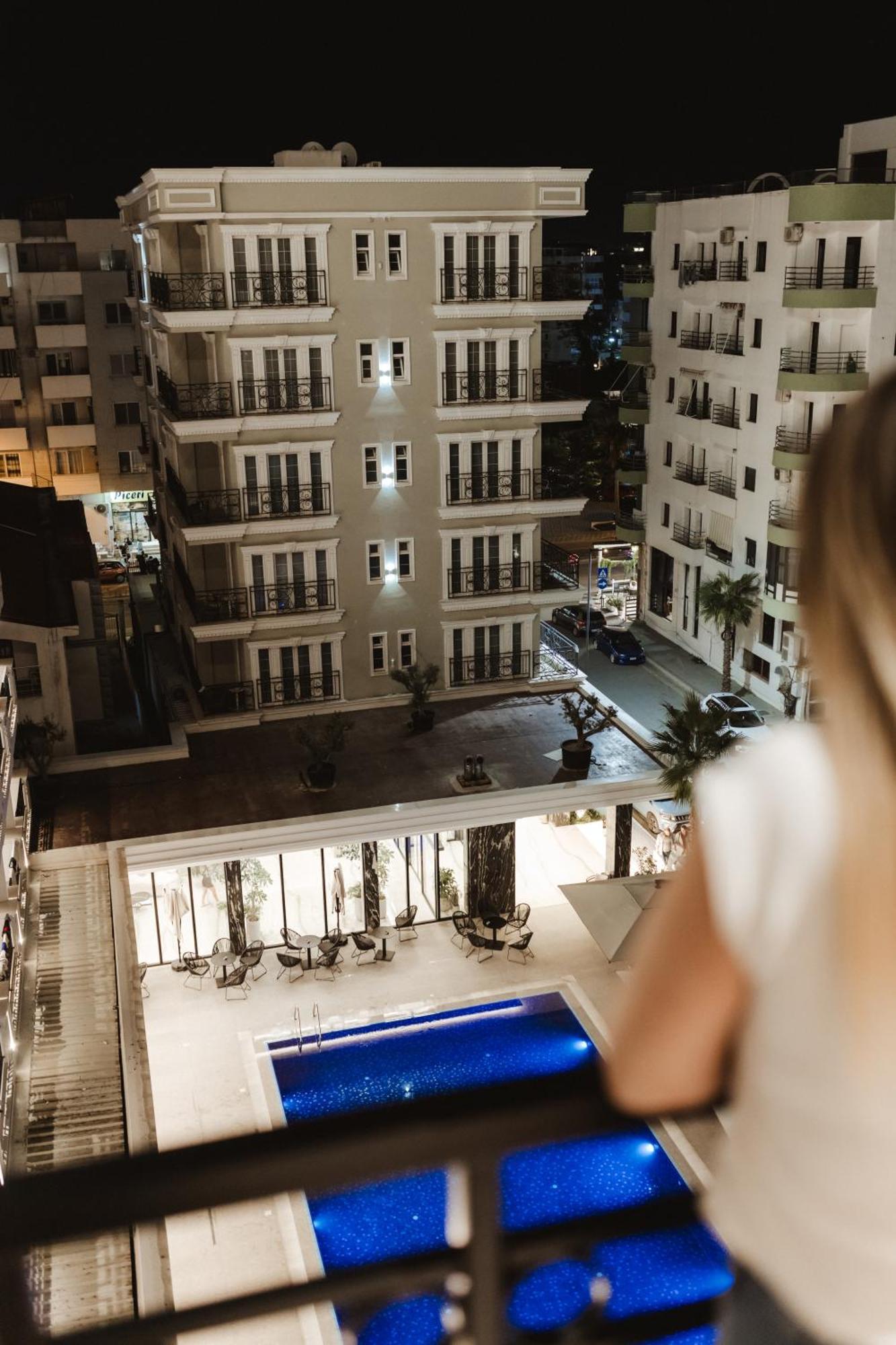 Blutique & Balconies Apartment
