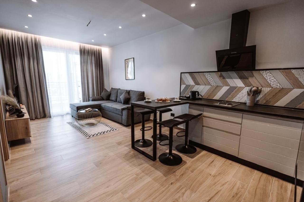 Blutique & Balconies Golem (Tirana)